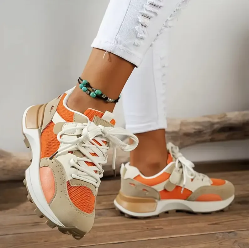 Andningsaktiva färgade sneakers för kvinnor