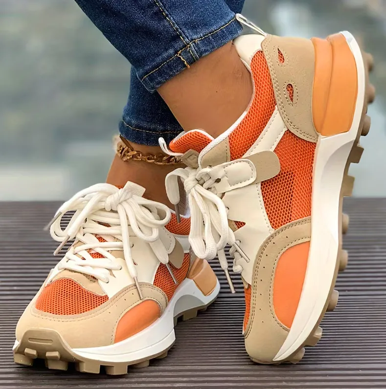 Andningsaktiva färgade sneakers för kvinnor