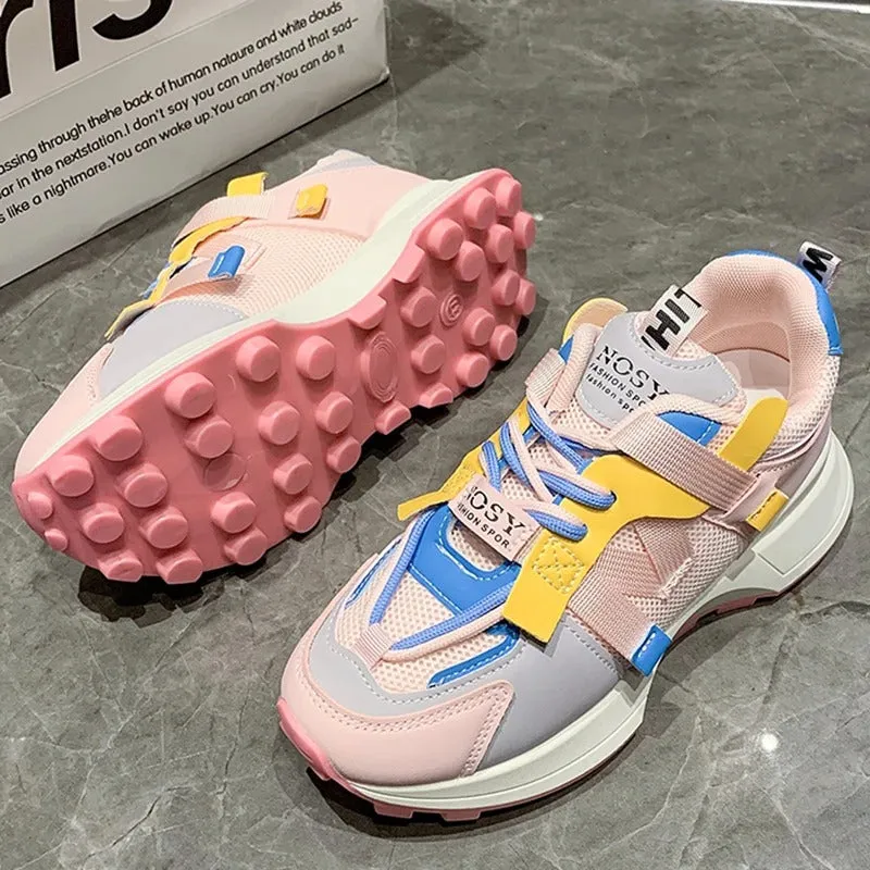 Andningsaktiva färgade sneakers för kvinnor