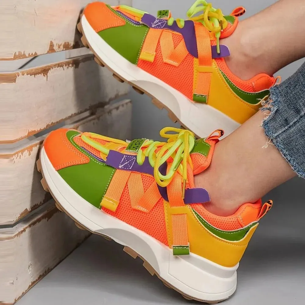 Andningsaktiva färgade sneakers för kvinnor