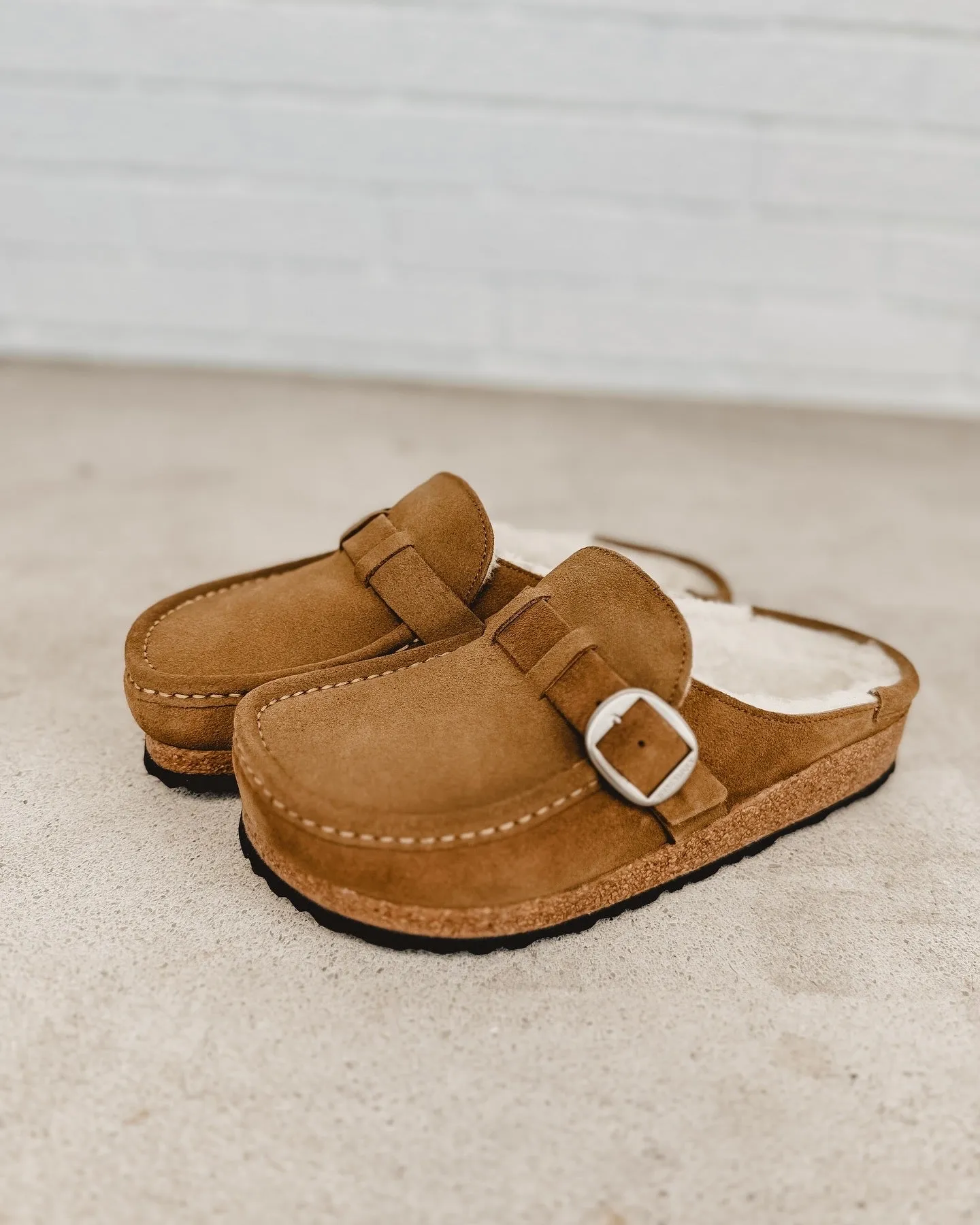 Birkenstock Women's Buckley Shearling Clogs - Tea